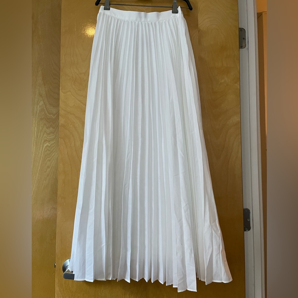 Banana Republic Maxi White Pleated Skirt w/ Side Zip